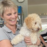 trainer en gedragstherapeut janette houdt een blonde labradoodle pup vast